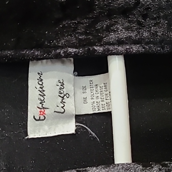 A black robe with the initial "J" - Picture 6 of 6